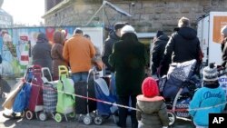 Warga antri di luar sebuah bank makanan di Essen, Jerman barat, Jumat, 23 Februari 2018. Bank makanan ini dikritik setelah mengumumkan mereka hanya akan mendaftar penerima bantuan baru jika mereka bisa membuktikan bahwa mereka memiliki kewarganegaraan Jerman. 