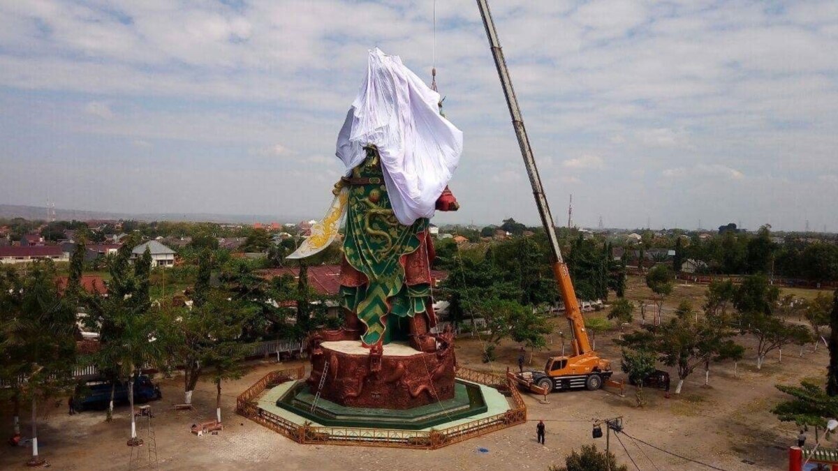 Calls to Remove Statue of a Chinese God from Indonesian City