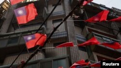 台湾桃园街道上飘扬的台湾旗帜。（2021年5月13日）
