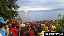 Burundi refugees crowed the shoreline of Lake Tanganyika at the Tanzanian village of Kagunga after fleeing political violence. (Credit: IRC)