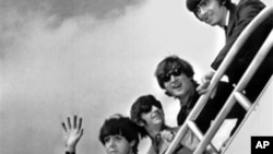 ARSIP – Dari kiri, Paul McCartney, Ringo Starr, John Lennon dan George Harrison menaiki tangga pesawat menuju Inggris dari bandara New York (21/9/1964). New York, New York (foto: AP Photo, Arsip)