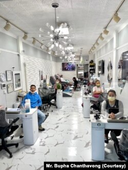 ພະນັກງານຮ້ານເລັບ SAMANTHA'S Nails & Lashes ໃນນະຄອນບອລຕີມໍ ລັດແມຣີແລນ.