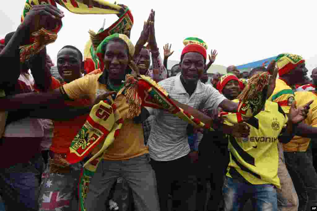 Para pendukung sepak bola dari Mali menyambut tim sepak bola nasional mereka setibanya di Bandar Udara Internasional Malabo di Malabo, Guinea. &nbsp;