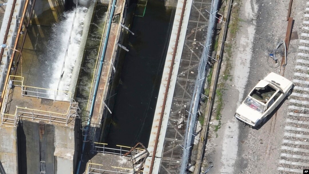 Fotografija preuzeta sa snimaka dronom, koje je ustupila ukrajinska vojska i datirana 28. maj 2023., prikazuje automobil na brani Kahovka koji je izgleda natovaren eksplozivom. Brana se srušila 6. juna, dok je bila pod ruskom kontrolom. (Ukrajinska vojska preko AP-a)
