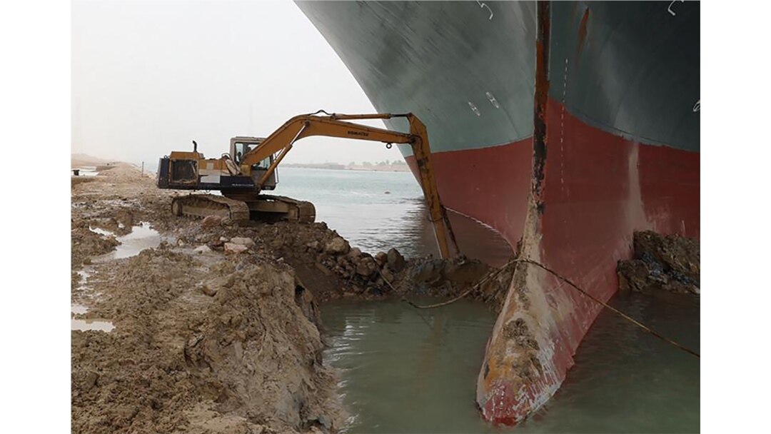 苏伊士运河管理局2021年3月25日公布的照片显示搁浅的巨型集装箱货轮“长赐号”。