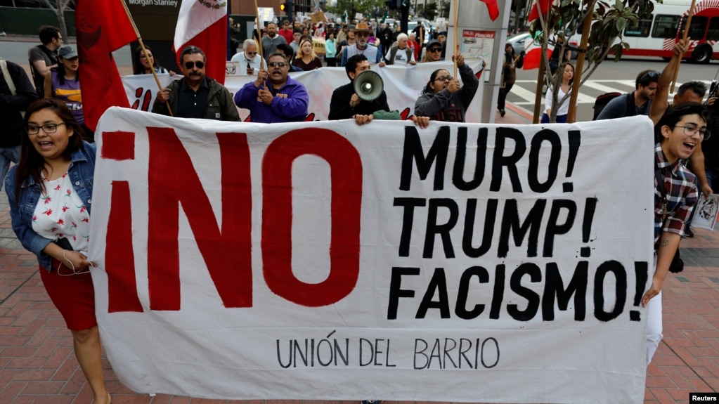 Activistas protestas la visita del presidente Donald Trump a San Diego, California, en donde examinarÃ¡ este martes prototipos del muro fronterizo que planea construir en la frontera con MÃ©xico.