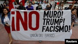 Hari Senin (12/3), para aktivis imigran anti-Trump di San Diego, California, meneriakkan kata-kata seperti, “Kami menolak kebencian Anda! Kami tidak membutuhkan tembok rasis Anda!” 