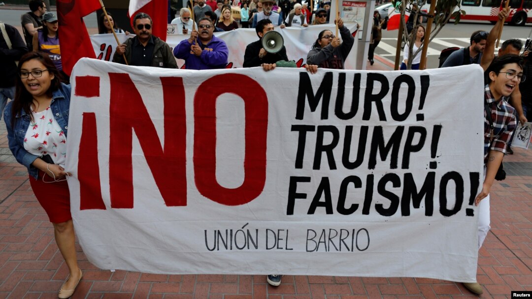 Hari Senin (12/3), para aktivis imigran anti-Trump di San Diego, California, meneriakkan kata-kata seperti, “Kami menolak kebencian Anda! Kami tidak membutuhkan tembok rasis Anda!” 