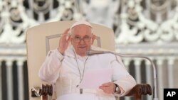 El papa Francisco durante su audiencia semanal en la Plaza de San Pedro del Vaticano, el miércoles 26 de abril de 2023.