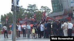 驻华外交官(西装)在天津遭便衣贴身限制活动自由。 （推特图片 ）