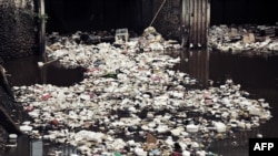 Pemulung di Jakarta mengumpulkan sampah yang masih berharga untuk dijual kembali. (Foto: Dok)