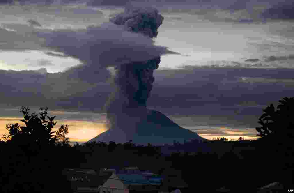 Gunung Sinabung kembali memuntahkan abu vulkanik terlihat dari Brastagi, Karo, Sumatra Utara.