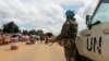 Un soldat bangladais des Nations Unies (ONU) faisant partie de la MINUSCA (Mission multidimensionnelle intégrée des Nations Unies pour la stabilisation en République centrafricaine) monte la garde en République centrafricaine au poste frontière du Camerou
