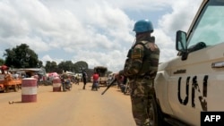 Un soldat bangladais des Nations Unies (ONU) faisant partie de la MINUSCA (Mission multidimensionnelle intégrée des Nations Unies pour la stabilisation en République centrafricaine) monte la garde en République centrafricaine au poste frontière du Camerou