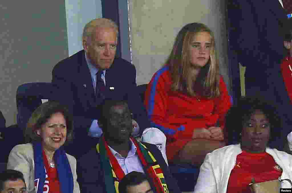 Wakil Presiden AS Joe Biden dan cucunya Naomi menonton pertandingan tim Amerika melawan Ghana di Natal, Brazil (16/6).
