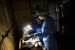 Voluntarios preparan remedios con plantas medicinales para un enfermo con síntomas de COVID-19, en la comunidad de Shipibo de Pucallpa, Perú, el 31 de agosto de 2020.