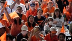 2024년 8월 7일 태국 방콕의 전진당(Move Forward) 본부에 지지자들이 모여있다.