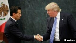 Presiden Meksiko, Enrique Pena Nieto (kiri) saat menerima kunjungan Capres AS Donald Trump di Mexico City, 31 Agustus 2016 lalu (foto: dok).