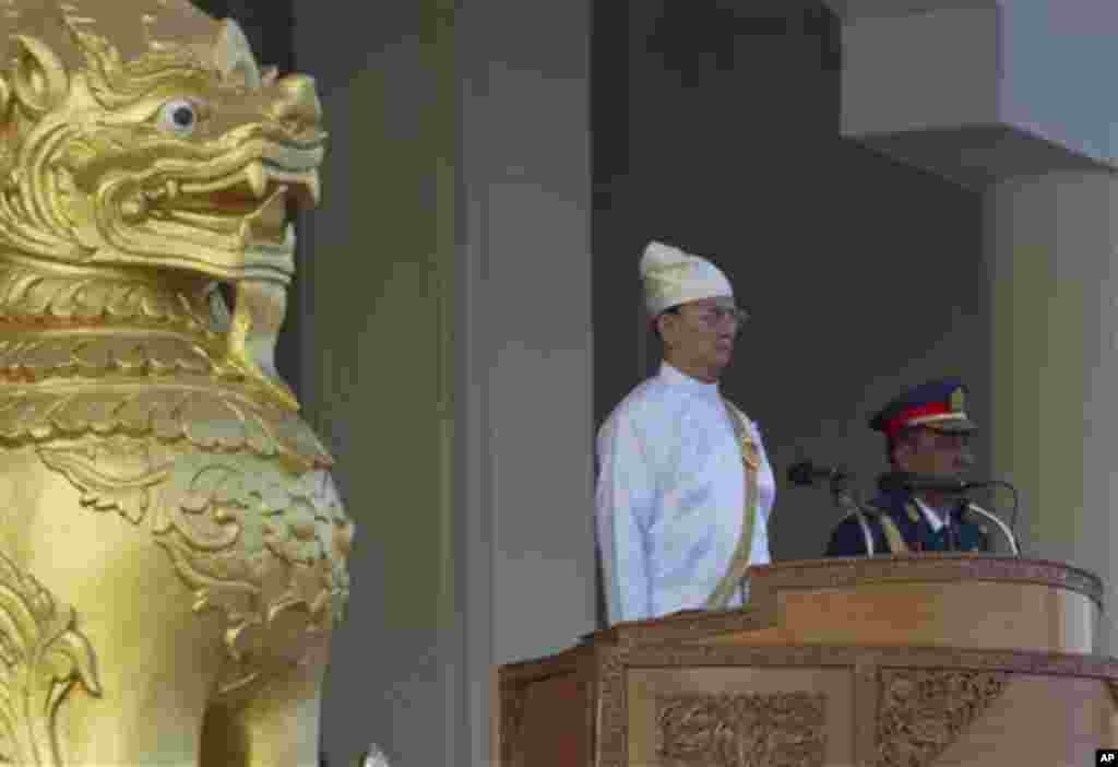 Myanmar President Thein Sein, center, attends a ceremony to mark the 67th anniversary of Independence Day in Naypyitaw, Myanmar, Sunday, Jan. 4, 2015. (AP Photo/Khin Maung Win)