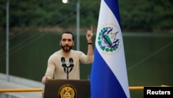 ARCHIVO: El presidente de El Salvador, Nayib Bukele, habla durante la inauguración de la central hidroeléctrica 3 de febrero en San Luis de La Reina, El Salvador, el 19 de octubre de 2023.