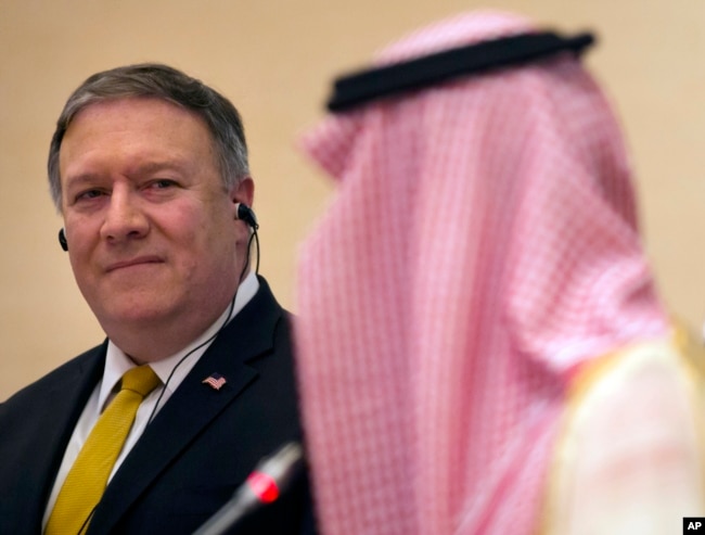 El secretario de Estado de EE.UU. Mike Pompeo (izquierda), escucha al ministro de Asuntos Exteriores de Arabia Saudita, Adel al-Jubeir, durante una conferencia de prensa conjunta en el aeropuerto Royal Terminal of King Khaled, en Riad, Arabia Saudita, el domingo 29 de abril de 2018.
