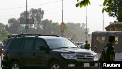 A car carrying former Pakistani President Pervez Musharraf, who is the head of the All Pakistan Muslim League (APML) political party, arrives at an anti-terrorism court in Rawalpindi, August 20, 2013.