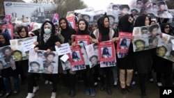 Para perempuan Afghanistan ikut melakukan aksi unjuk rasa di ibukota Kabul untuk memrotes pemenggalan 7 orang oleh ISIS, Rabu (11/11).