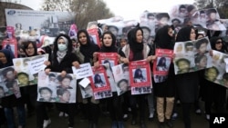 Phụ nữ Afghanistan tuần hành ngày 11/11 ở thủ đô Kabul với hình ảnh của người sắc tộc Hazaras bị các phần tử hiếu chiến liên kết với IS giết hại.