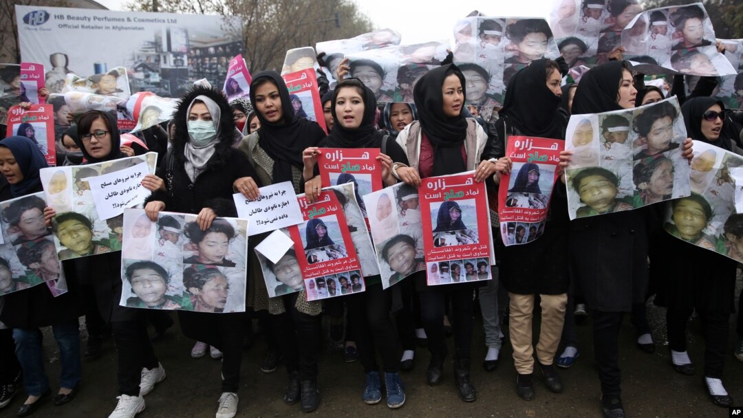 Para perempuan Afghanistan ikut melakukan aksi unjuk rasa di ibukota Kabul untuk memrotes pemenggalan 7 orang oleh ISIS, Rabu (11/11).