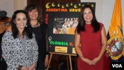 La embajadora de Ecuador en Washington, Nathalie Cely Suárez, derecha junto a las artistas ecuatorianas María Beatriz Vergara y Juana Estrella. [Foto: Mitzi Macias, VOA].