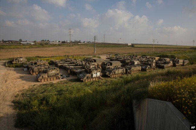 Israeli army artillery is seen deployed near the border with Gaza, in southern Israel, March 27, 2019.