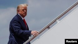 El presidente de Estados Unidos, Donald Trump aborda el avión presidencial para viajar de Washington hacia Atlanta. Julio 15, 2020.