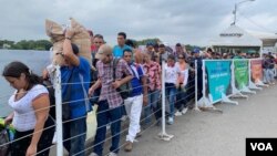 Desde tempranas horas de la mañana del sábado 9 de febrero de 2019, centenares de venezolanos cruzan el puente Simón Bolívar para llegar a Cúcuta a solicitar la ayuda humanitaria. 