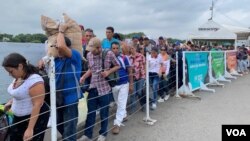 Venezolanos en puente Simón Bolívar pasan de un lado a otro con suministros de alimentación y medicinas. Foto de archivo.