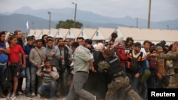 مقدونیه، پلیس به یک پناهجو ضربه می زند - ۷ سپتامبر ۲۰۱۵
