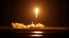 Un cohete Falcon 9 de SpaceX ilumina la noche en Cabo Cañaveral, Florida, al despegar del Centro Espacial Kennedy con una tripulación "turística" sin astronautas profesionales el 15 de septiembre de 2021.