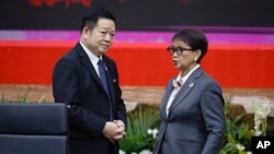 Menteri Luar Negeri RI Retno Marsudi (kanan) berbincang dengan Sekjen ASEAN Kao Kim Hourn dalam pertemuan ke-34 Dewan Koordinasi Perhimpunan Bangsa-Bangsa Asia Tenggara (ASEAN Coordinating Council), Jakarta, Senin, 4 September 2023. (Foto:Willy Kurniawan/Pool Photo via AP)