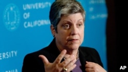 La presidenta de la Universidad de California, Janet Napolitano, habla con los reporteros luego de anunciar ayuda para los dreamers.