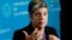 La presidenta de la Universidad de California, Janet Napolitano, habla con los reporteros luego de anunciar ayuda para los dreamers.