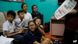 Siswa pengungsi Kristen Burma mendengarkan guru sukarelawan saat pelajaran bahasa Inggris di Kuala Lumpur, Malaysia, 11 Maret 2017, sebagai ilustrasi. (Foto: AP)