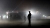 کراچی پولیس کے اہلکار کار سوار افراد کو گولیاں مار کر فرار