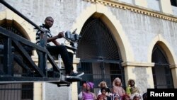 Un cameraman filme une scène à partir d'une grue au cours du tournage de "Ake," un film basé sur les mémoires d'enfance de l'écrivain nigérian Wole Soyinka, à Abeokuta, au sud-ouest du Nigeria, 14 juillet 2013.