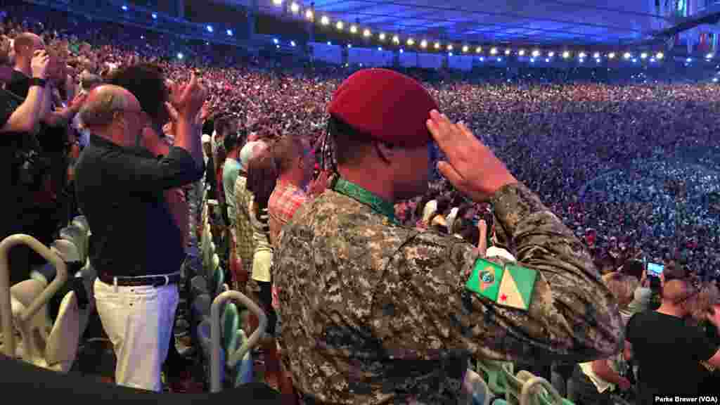 Un militaire salue l'hymne national du Brésil qui est joué au début de la cérémonie d'ouverture des Jeux Olympiques d'été de 2016 dans le Stade Maracaña, à Rio de Janeiro, Brésil , 5 août 2016.