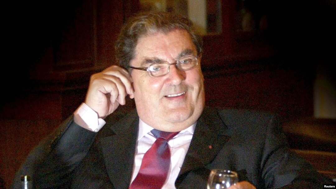 Bivši lider Socijaldemokratske i laburističke partije (SDLP) Džon Hjum posle konferencije za novinare na kojoj je objavio da se neće ponovo kandidovati za mesto u Evropskom parlamentu, 4. februara 2004. 