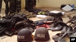 Tentara Nigeria berdiri di dekat barang-barang sitaan dari tersangka anggota militan Boko Haram, Bukavu Barracks di Kano, Nigeria (Foto: dok). Militer Nigeria melaporkan telah menangkap 49 anggota kelompok militan muslim ini, Rabu (5/6) di Yobe, Nigeria Timurlaut.