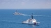 美國海軍公佈的圖片顯示美國海軍“基德”號阿利·伯克級導彈驅逐艦與美國海岸警衛隊“蒙羅”號傳奇級巡邏艦在當地時間2021年8月27日例行穿越台灣海峽的國際水域。