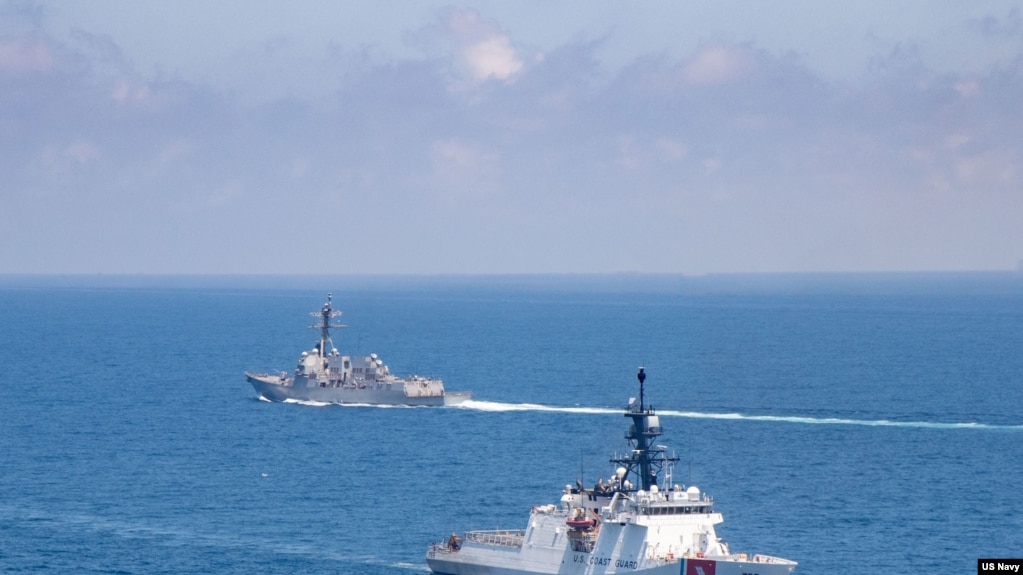 美国海军“基德”号驱逐舰与海岸警卫队“蒙罗”号巡逻舰2021年8月27日穿越台湾海峡（美国海军照片）(photo:VOA)