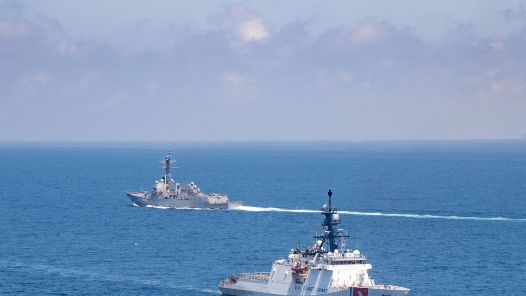美國海軍“基德”號驅逐艦與海岸警衛隊“蒙羅”號巡邏艦2021年8月27日穿越台灣海峽(美國海軍照片)