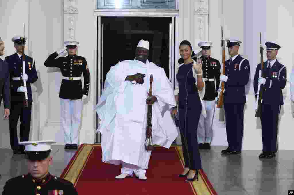 Le président de la Gambie Yahya &nbsp;Jammeh et la première dame Zineb Jammeh arrivent pour un dîner organisé par le président Barack Obama pour le Sommet des dirigeants des États-Unis, le 5 août 2014.