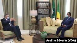 Patrick Pouyanné annonce un nouvel accord entre le Congo et Total après son entretien avec Sassou N'Guesso (à dr.), à Oyo, au Congo, le 2 novembre 2020/ (VOA/Arsène Séverin)